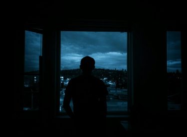 夫婦関係とセックスについて考える夜のイメージ